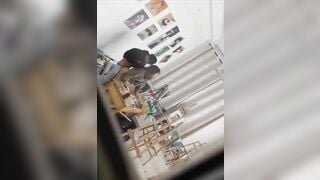 Sinh viên *** cô giáo tại lớp vẽ