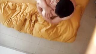 Đặt cam hơi lệch nhưng vẫn nhìn rõ cái nét dâm của em gái 2k9 khi bị anh họ đụ.