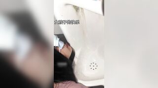 Nữ chủ nhân dắt 2 con chó cái ra nvs nam bắt liếm bồn cầu bú lồn đá vào háng
