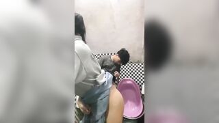 Bạn thân lớp 11 dắt nhau vào toilet trường học đụ nhau liều lĩnh là đụ không bao.
