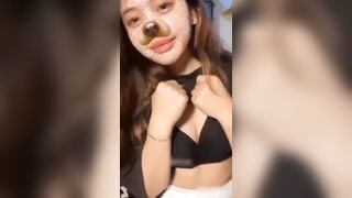 Bé học sinh show vú
