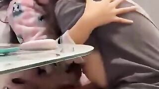2 cô gái les yêu nhau hẹn hò qua nhà chơi tranh thủ móc lồn cho nhau cực bá đạo.