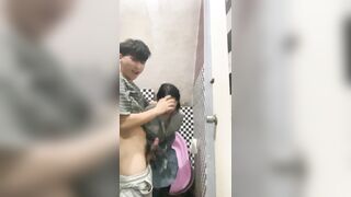 Đi học về chưa kịp thay đồ em gái 2k9 bị anh họ dắt vào toilet bú cặc còn đụ ko bao.