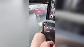Trên xe buýt đông người, tôi ngồi sát bên anh rể. Tay nắm lấy thứ đã cứng ngắc