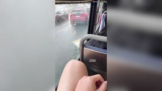Trên xe buýt đông người, tôi ngồi sát bên anh rể. Tay nắm lấy thứ đã cứng ngắc