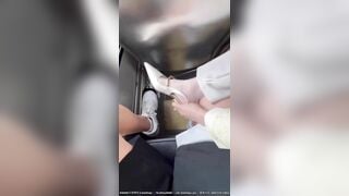 Trên xe buýt đông người, tôi ngồi sát bên anh rể. Tay nắm lấy thứ đã cứng ngắc
