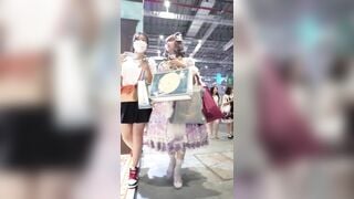 Thằng Wibu đi quay lén dưới váy ở lễ hội Cosplay