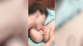 A trai lưỡi dài liếm lồn bé em họ bím múp k lông làm e sướng mê rỉ nc ướt lồn