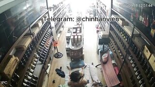 Hack Camera Giữ Trưa Nứng Quá 2 Vợ Chồng Địt Nhau Tại Cửa Hàng