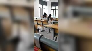 Học sinh giờ bạo quá đụ nhau trong lớp học trước mặt mọi người.