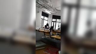 Học sinh giờ bạo quá đụ nhau trong lớp học trước mặt mọi người.