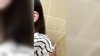 Trốn trong nhà vệ sinh siêu thị, em liếm cậu bé anh để giải tỏa cơn dam dang.