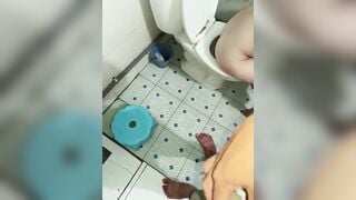 Sáng sớm thấy dì út đi đái cũng giả vờ đi đái để quay lén lồn dì lúc đái thế nào.