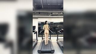 Chụp ảnh nude trong phòng gym vú lồn non mặt dâm đãng