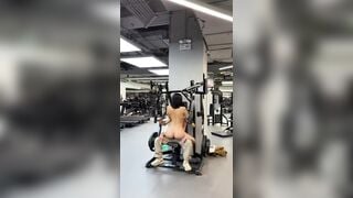 Chụp ảnh nude trong phòng gym vú lồn non mặt dâm đãng