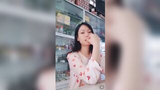 Nữ y dược bán thuốc sáng sớm đã cho trai bóp vú tại vầy thuốc.