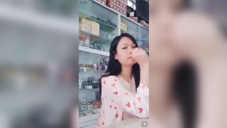 Nữ y dược bán thuốc sáng sớm đã cho trai bóp vú tại vầy thuốc.