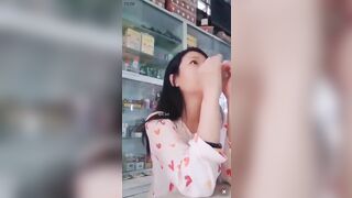 Nữ y dược bán thuốc sáng sớm đã cho trai bóp vú tại vầy thuốc.