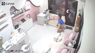 Hót nhất lúc này chàng cởi quần vào quán làm đẹp sục cặc làm các em chạy tán loạn.