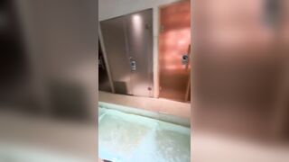 Thư giãn cùng người tình xinh đẹp bên hồ bơi