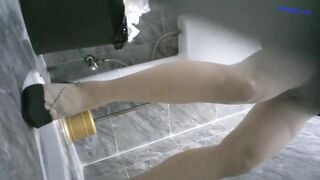 Quay lén chị đông nghiệp lồn lắm lông đi đái
