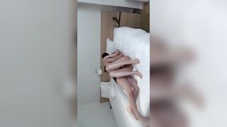“ cứ chịch tao đi rồi thích lấy gì thì lấy nghe hông”