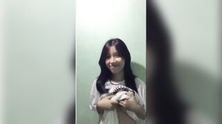 Full clip em rau loli mình dây cực xinh hàng ngon cực phẩm vén áo show hàng cho a xem