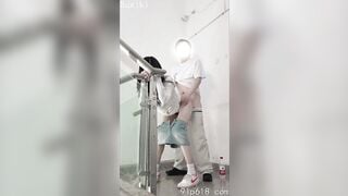 Kéo quần bạn học xuống đầu gối rồi Doggy ở cầu thang đi bộ