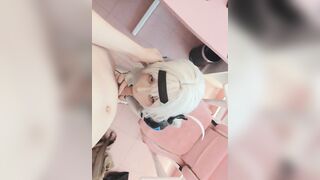 Đút con cặc vào cái lỗ ngay dưới khuôn mặt xinh xắn tinh tế của người ta thì có sướng
