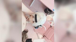 Đút con cặc vào cái lỗ ngay dưới khuôn mặt xinh xắn tinh tế của người ta thì có sướng