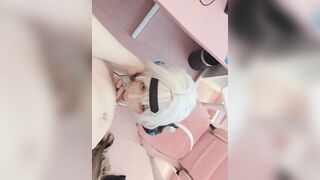 Đút con cặc vào cái lỗ ngay dưới khuôn mặt xinh xắn tinh tế của người ta thì có sướng