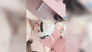 Đút con cặc vào cái lỗ ngay dưới khuôn mặt xinh xắn tinh tế của người ta thì có sướng