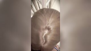 Thích một cô em dễ thương vừa giúp bạn bú cu vừa chớp đôi mắt to tròn