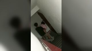 “Quay lén thằng bạn thân địt gái ngay dưới cầu thang Vcl”