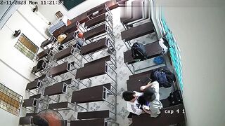 2 em học sinh cấp 3 phịch nhau ngay trong lớp học đông người
