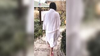 Khoả thân ở suối nước nóng