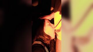 Cho con bạn thân bú mút con cu dâm đãng nhìn cũng dâm kích thích