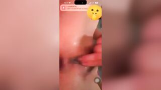 Gái dâm cinh móc lồn rồi bú mút ngon tay dâm đãng gọi video cho trai