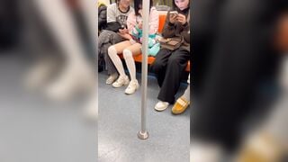 Quay lén người lạ móc lồn bạn gái trên tàu điện ngầm