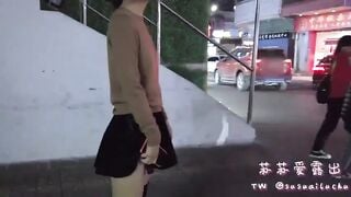 Khoe mông đi dạo ngoài đường