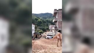 Về quê khoả thân đi dạo ngoài đường 2