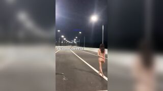 Em gái xinh mình dây khoả thân đi dạo ngoài đường