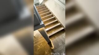 Public với bạn gái ở hành lang xuýt thì bị bắt phải trốn vô phòng