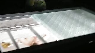 Quay lén em hàng xóm hay tắm đêm qua cửa sổ phòng tắm nhà e,phòng thủ hớ hênh quá