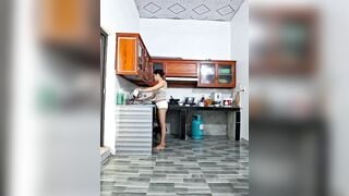 Chị gai hàng xóm xinh live sex vú to lồn múp thủ dâm khoe hàng kích thích