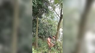Quay lén 2 anh chị khách du lịch du nhau trong rừng