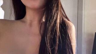 mỹ nhận vú đẹp và đôi chân miên man