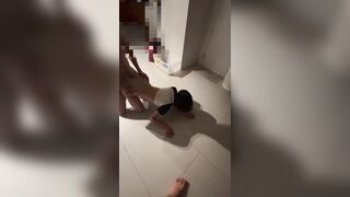 Bị anh họ doggy bế đi khắp nhà