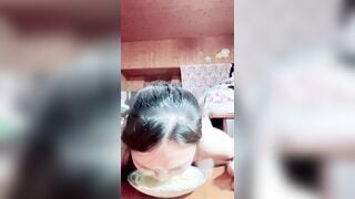 Dâm nữ vú bự thích làm slave tự xích cổ làm chó quỳ xuống liếm sữa
