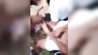 1 học sinh 2k9 đang bị nhiều người đụ tập thể không hiểu chuyện gì xảy ra.